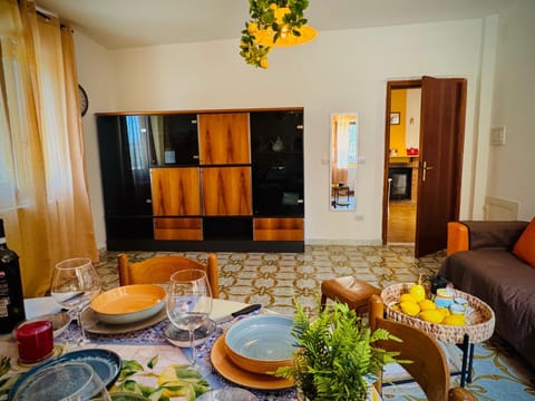 Living room, Food and drinks, Seating area, Dining area, Food