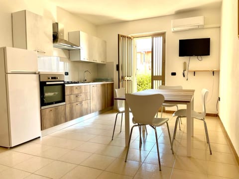 TV and multimedia, Kitchen or kitchenette, Living room, Seating area, Dining area, furniture, pet friendly, stove, air conditioner