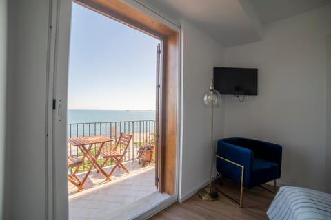 Natural landscape, TV and multimedia, View (from property/room), Balcony/Terrace, Photo of the whole room, Bedroom, Sea view