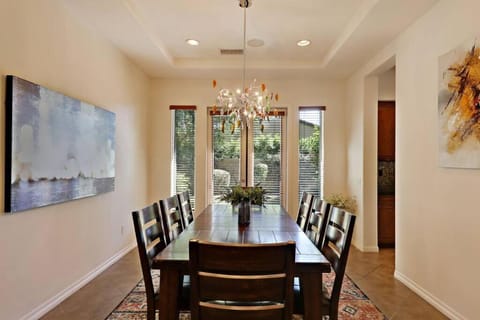 Paramount - Relax & Entertain w/ Resort Amenities - Pool/Spa & Full Game Room! House in La Quinta