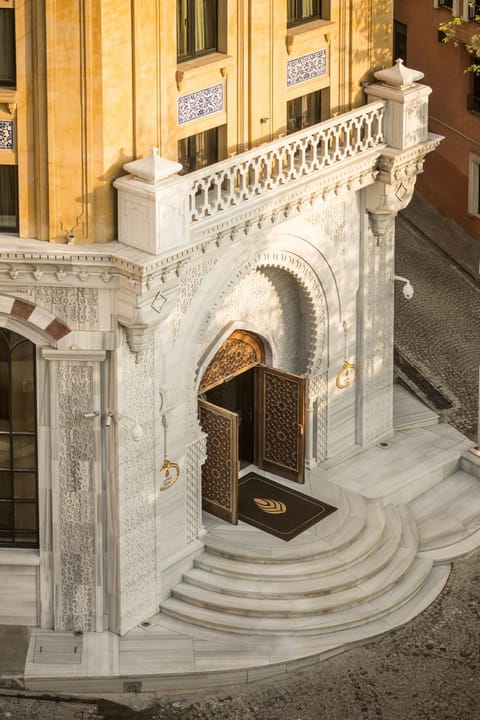 Facade/entrance