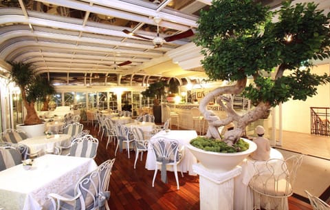 Restaurant/places to eat, Lounge or bar