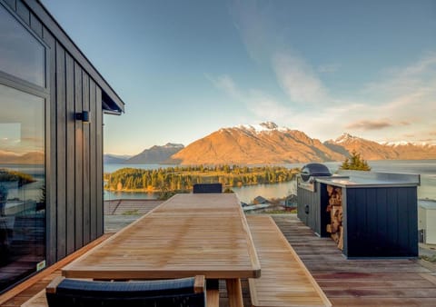BBQ facilities, Balcony/Terrace, Lake view, Mountain view