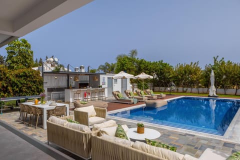 Property building, Patio, Day, BBQ facilities, Garden, Balcony/Terrace, Garden view, Pool view, Swimming pool, Swimming pool, sunbed