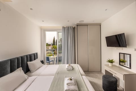 Bed, TV and multimedia, Living room, Photo of the whole room, Seating area, Bedroom, towels