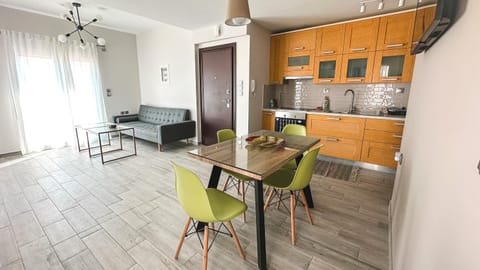 Kitchen or kitchenette, Living room, Seating area, Dining area