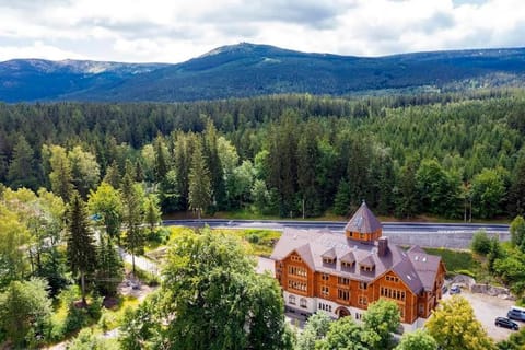 Property building, Day, Natural landscape, Bird's eye view, Landmark view, Mountain view