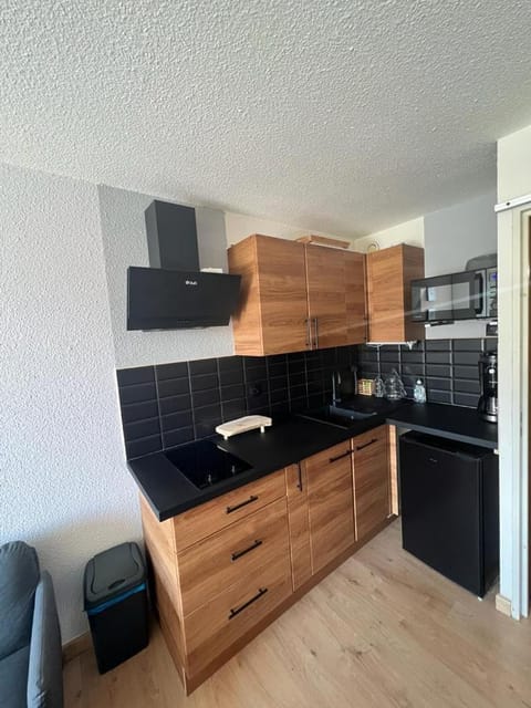 Kitchen or kitchenette, minibar, stove