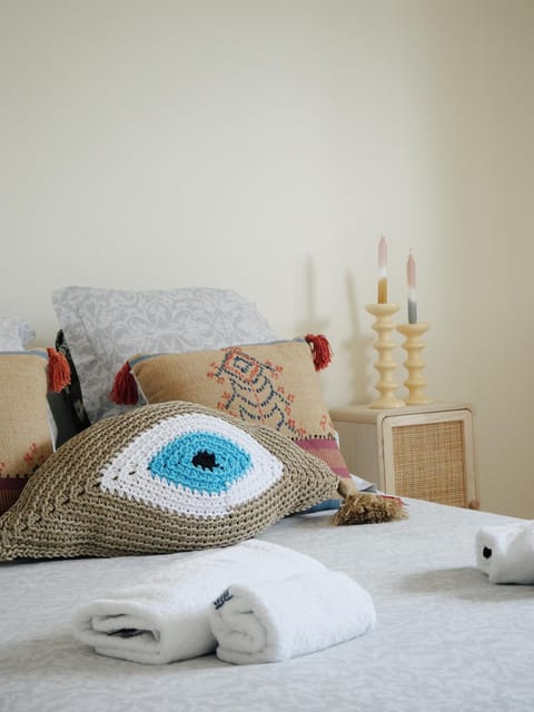 Bed, Bedroom, towels