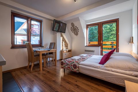 Bed, TV and multimedia, Living room, Photo of the whole room, Seating area, Bedroom