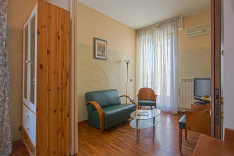 TV and multimedia, Living room, Seating area, air conditioner