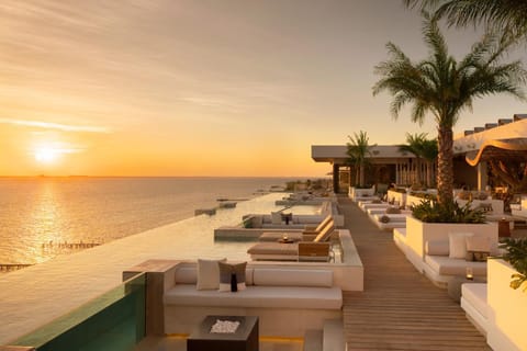 Restaurant/places to eat, Pool view, Entertainment, Sunrise
