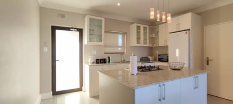 Castle Holiday - 6 sleeper - Pool BBQ & Fibre Apartment in Plettenberg Bay