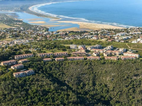 Castle Holiday - 6 sleeper - Pool BBQ & Fibre Apartment in Plettenberg Bay
