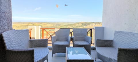 Castle Holiday - 6 sleeper - Pool BBQ & Fibre Apartment in Plettenberg Bay