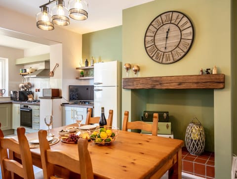 Kitchen or kitchenette, Dining area, stove