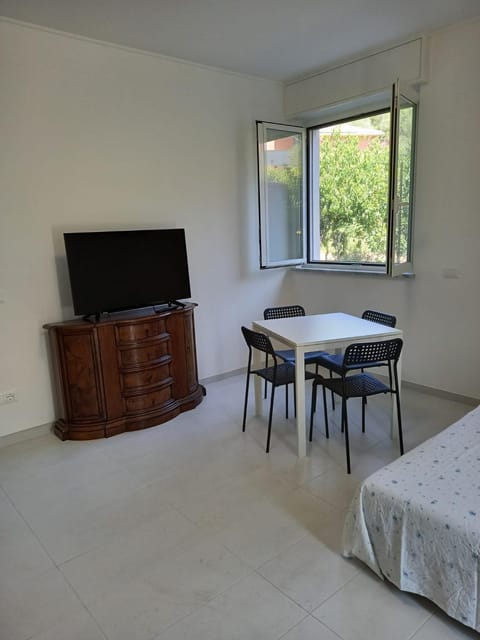 Communal lounge/ TV room, Living room, Seating area, Dining area