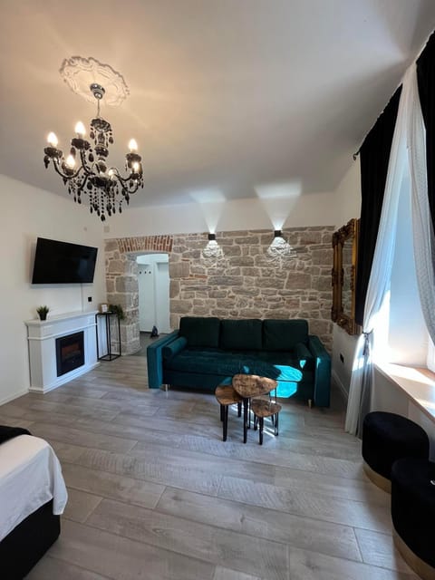 Bed, TV and multimedia, Living room, Photo of the whole room, Seating area, Bedroom