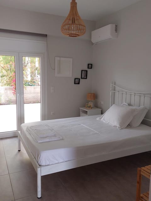 Bed, Photo of the whole room, Bedroom, towels, air conditioner