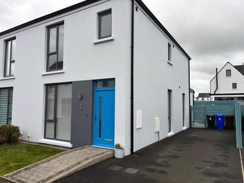 Fabulous Portstewart Modern Seaside House NITB Apartment in Portstewart