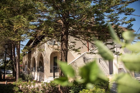 Property building, Facade/entrance, Day, Garden, Garden view