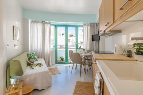 Bed, TV and multimedia, Kitchen or kitchenette, Living room, Photo of the whole room, Seating area, Dining area