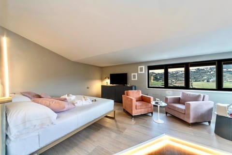 Bed, TV and multimedia, Photo of the whole room, Bedroom