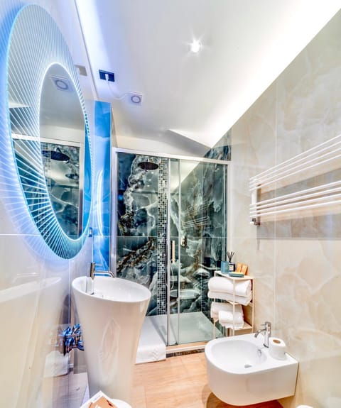 Shower, Toilet, Bathroom, towels