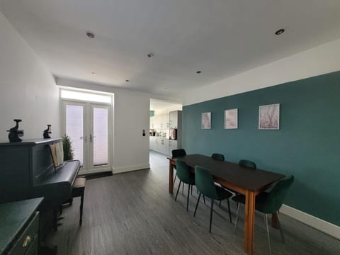 Seating area, Dining area