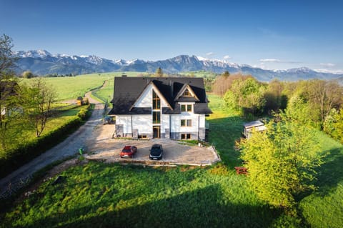 Property building, Day, Neighbourhood, Natural landscape, Bird's eye view, Mountain view, Parking