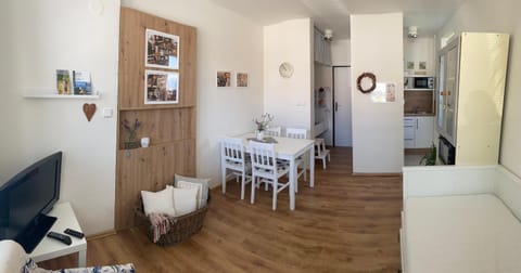 Communal lounge/ TV room, Living room, Seating area, Dining area