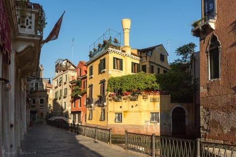 Property building, Neighbourhood, Landmark view