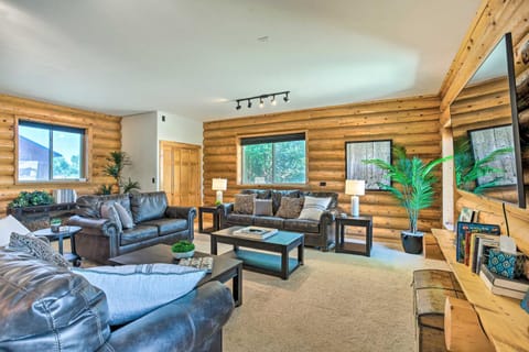 Clifton Retreat with Breathtaking Mt Backdrop! House in Colorado