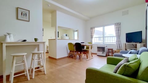 Living room, Lounge or bar, Seating area, Dining area