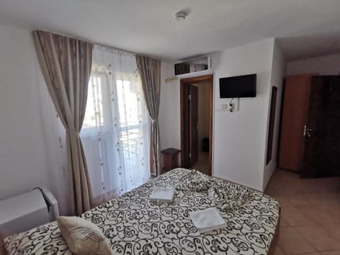 TV and multimedia, Photo of the whole room, air conditioner