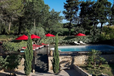 Hacienda piscine jacuzzi au milieu des vignes Villa in Provence-Alpes-Côte d'Azur