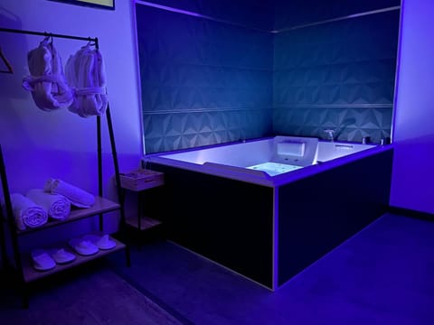 Hot Tub, Massage, Sauna, Bathroom, Spa and wellness centre/facilities, towels