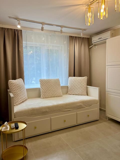 Bed, Living room