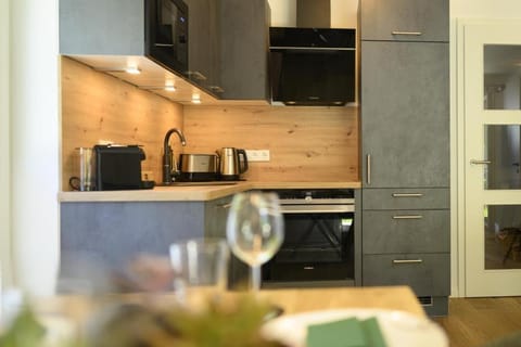 Coffee/tea facilities, Kitchen or kitchenette, Dining area, oven, stove, toaster