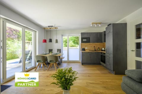 Kitchen or kitchenette, Living room, Seating area, Dining area, oven, stove