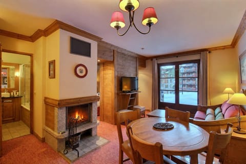 TV and multimedia, View (from property/room), Living room, Seating area, Dining area, fireplace