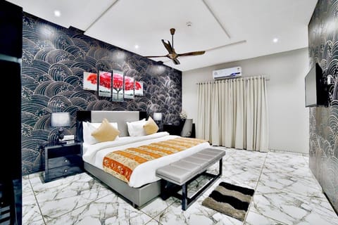 Photo of the whole room, Bedroom