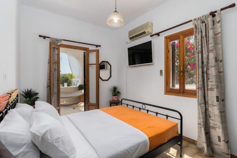 Bed, TV and multimedia, Photo of the whole room, Bedroom