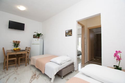 Bed, TV and multimedia, Kitchen or kitchenette, Bedroom