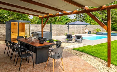 Natural landscape, Garden, Balcony/Terrace, Dining area, Garden view, Pool view, Swimming pool, sunbed