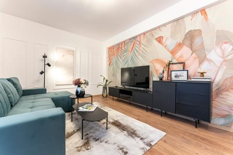 TV and multimedia, Living room, Photo of the whole room, Decorative detail, Seating area, furniture