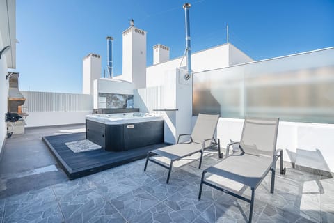 Off site, BBQ facilities, BBQ facilities, Hot Tub, Hot Tub, Balcony/Terrace, Balcony/Terrace, sunbed