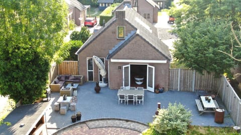 Property building, Day, Garden, Dining area, Garden view