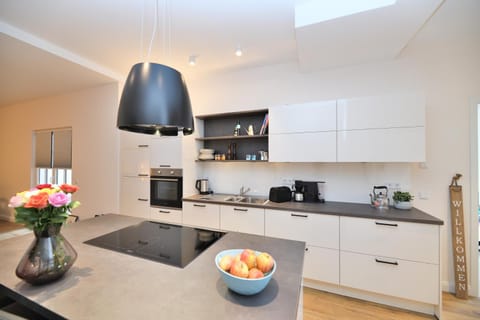 Coffee/tea facilities, Kitchen or kitchenette, Food, dishwasher, stove, toaster