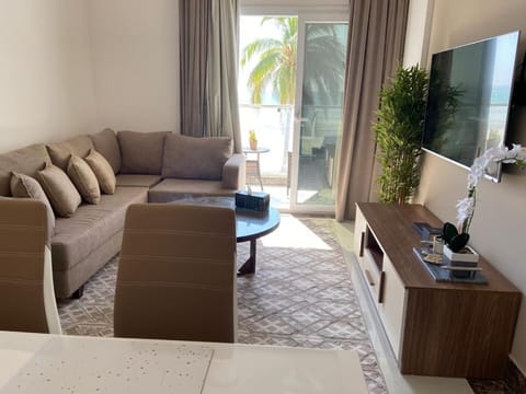 Communal lounge/ TV room, TV and multimedia, Living room, Seating area, Evening entertainment